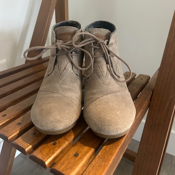 TOMS size 7.5 Desert Suede Leather Lace Up Wedge Heel Ankle Boot - Picture 5 of 7